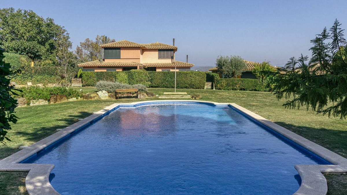 Navata House | Holiday Home 'Villa Valerie' with Mountain View, Shared Pool and Wi-Fi