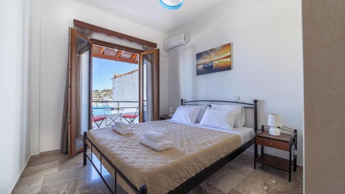Mpatsi House | Holiday Home 'Villa Virginia' with Balcony, Wi-Fi and Air Conditioning