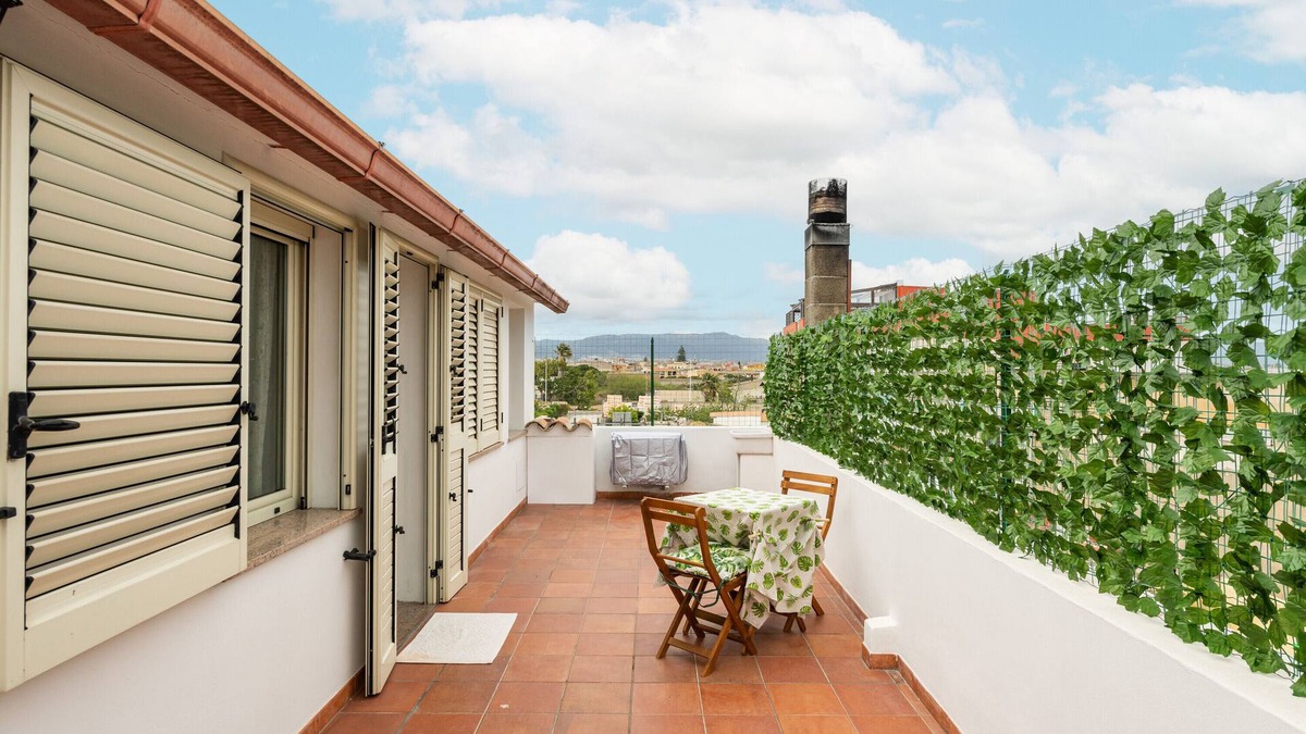 Pirri House | Holiday Home 'Virgilio House 3' with Private Terrace, Wi-Fi and Air Conditioning