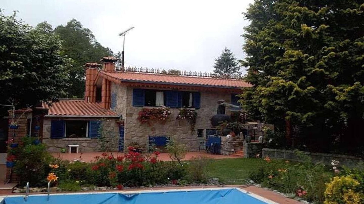 Areosa House | Holiday Home with Pool Near Viana