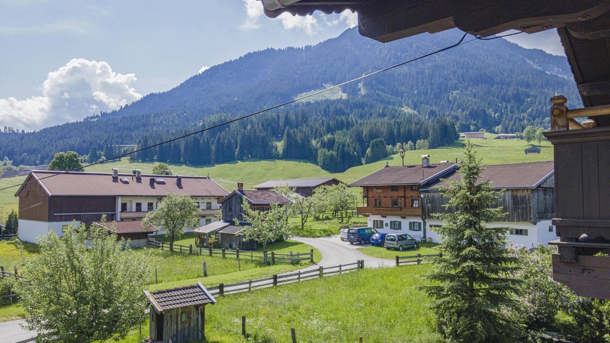 Feuring Apartment | Holiday home with balcony near the ski lift