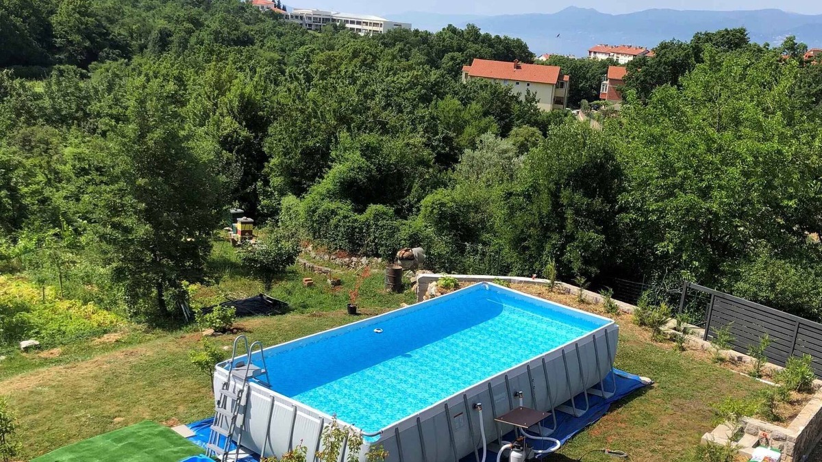 Sarsoni House | Holiday home with air conditioning, outdoor pool and private covered terrace