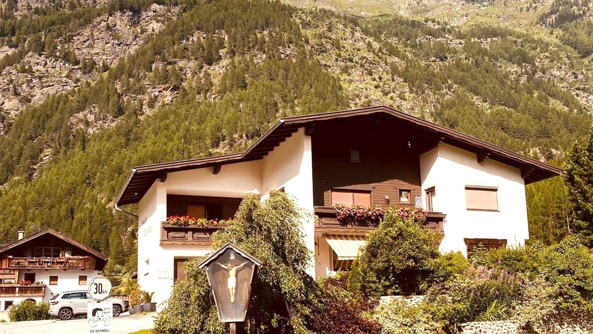 Zwieselstein House | Holiday home with balcony and ski storage