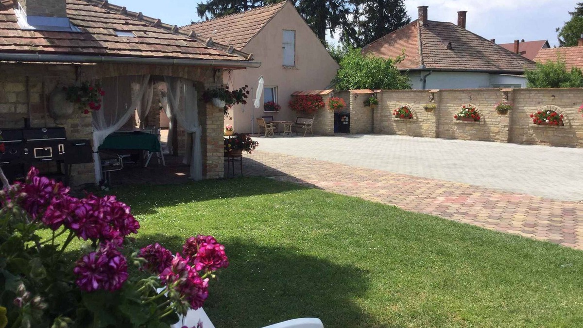 Balatonbereny House | Holiday home with washing machine and oven outside
