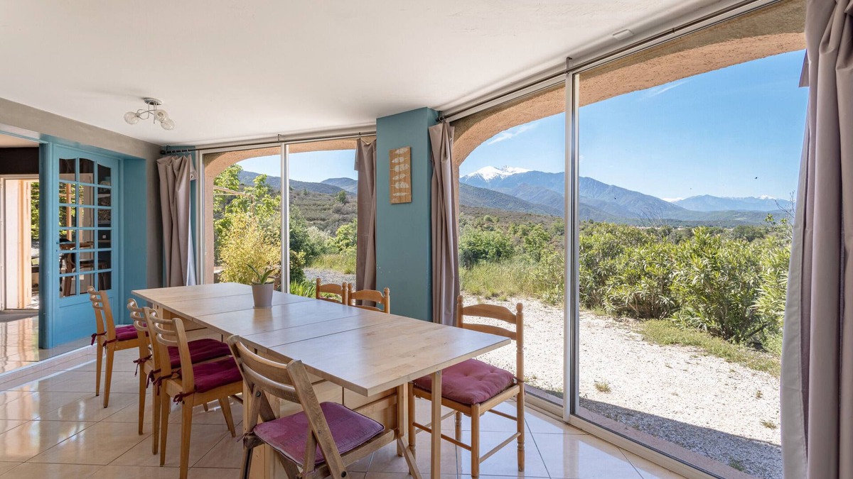 Rigarda House | Holiday Home with Lake View, Private Garden and Balcony