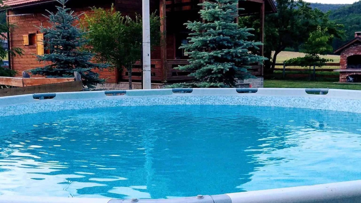 Smiljan House | Holiday home with outdoor swimming pool and garden