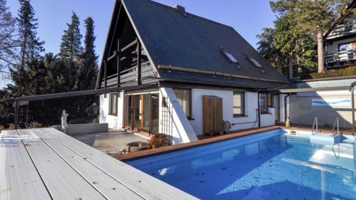 Nuertingen House | Holiday Home with Pool and Views to the Swabian Alps