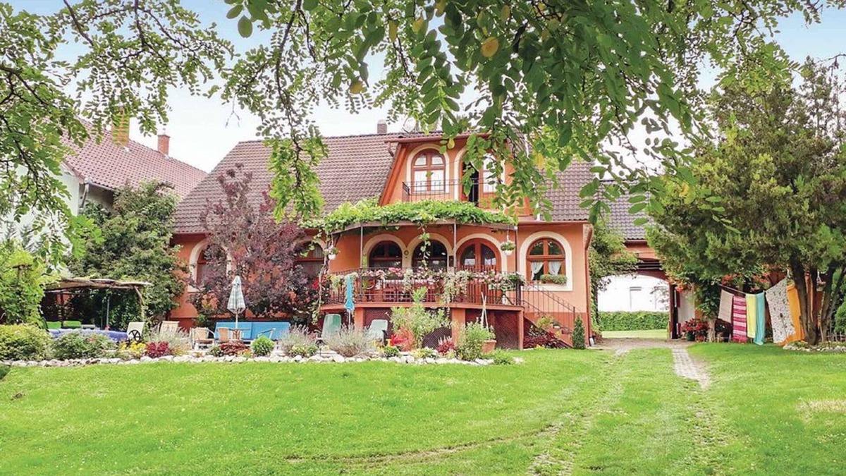 Somogyvar House | Holiday home with pool and paddling pool