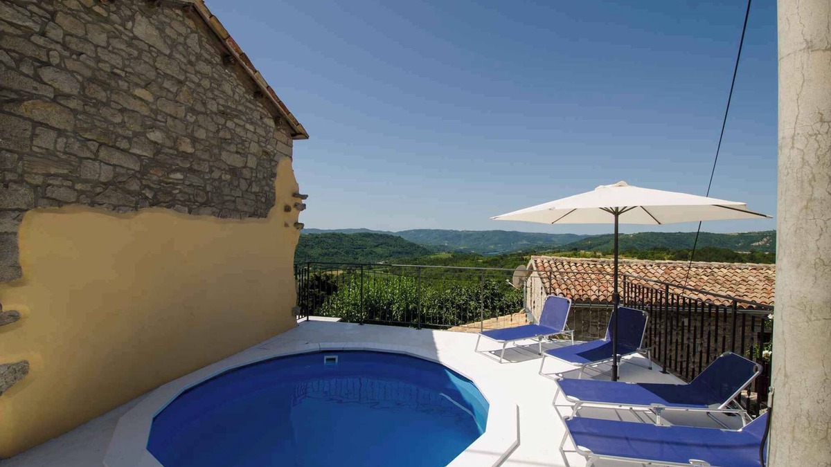 Buzet House | Holiday home with pool and air conditioning