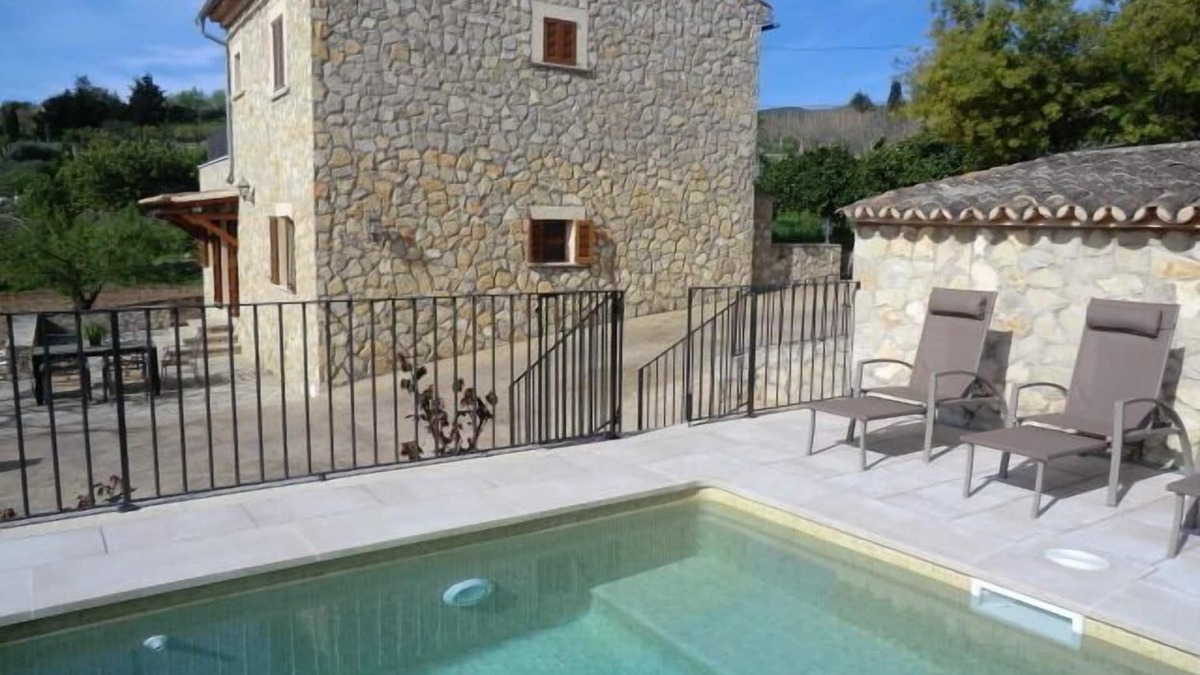 Alaro House | Holiday home with pool in quiet & safe location, only 1 km to the market square