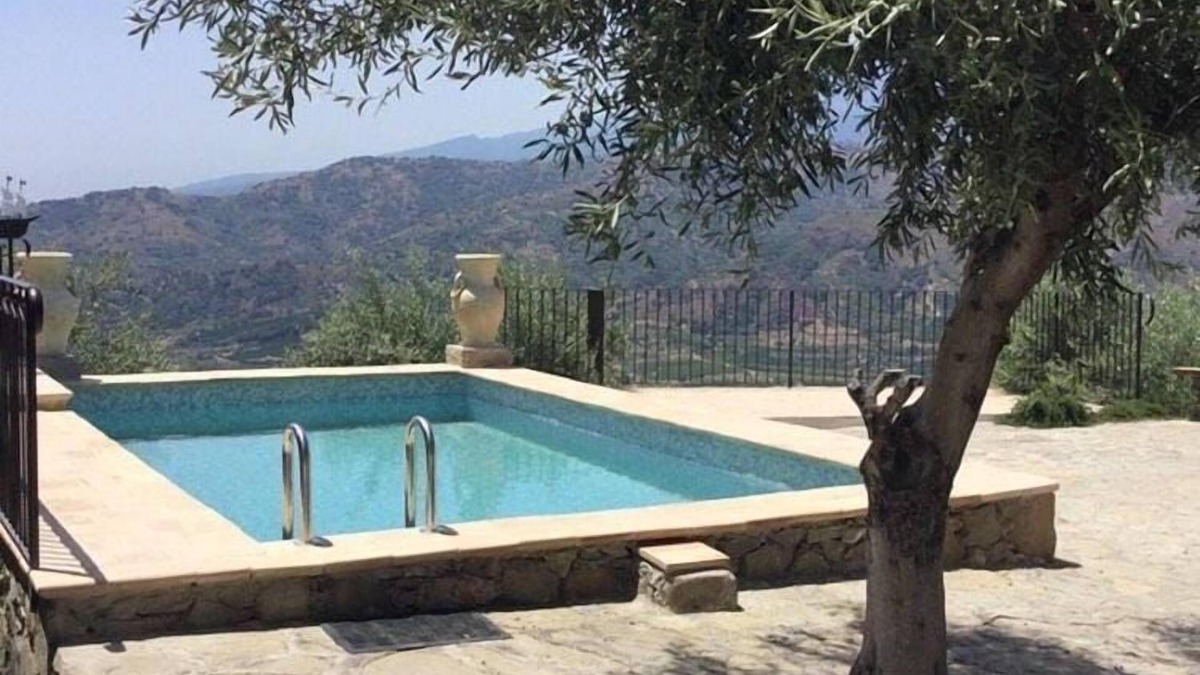 Gaggi House | Holiday Home with Pool near Mt Etna