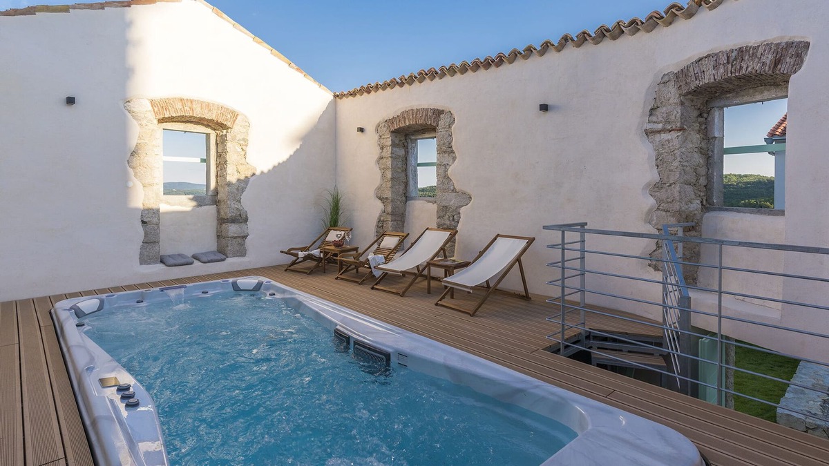 Pican Cabin | Holiday home with roof-pool, sauna and garden in an idyllic location