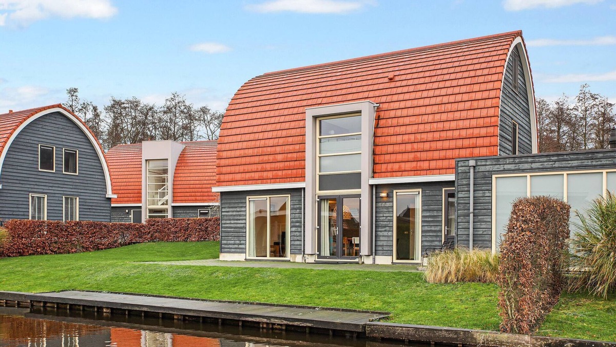 Midlaren House | Holiday home with sauna, located on the water