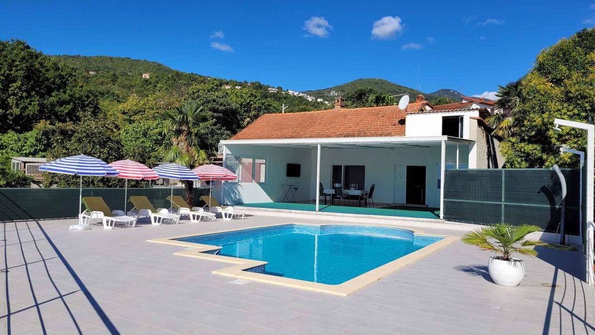 Ika House | Holiday home with sea view and pool