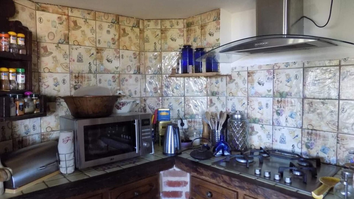 Marliac House | Holiday Home with Shared Pool and Mountain View