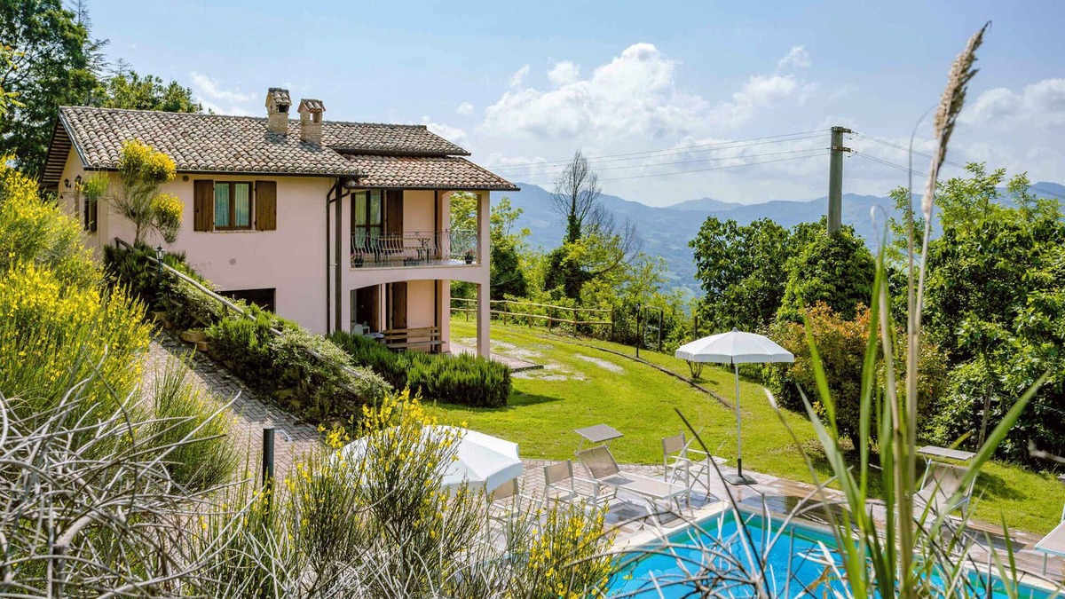 Fermignano House | Holiday home with terrace and pool