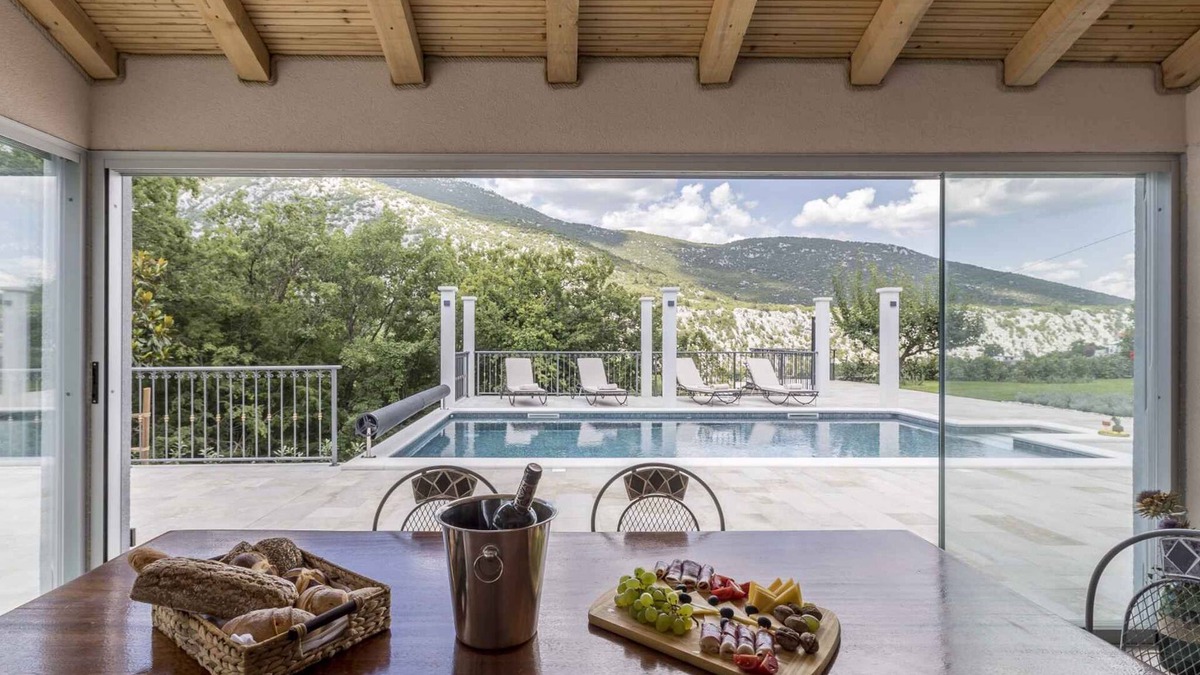 Omis House | Holiday home with terrace and pool and jacuzzi