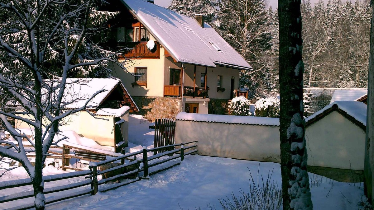 Rotava House | Holiday home With tiled stove and garden with barbecue facilities at the tennis court