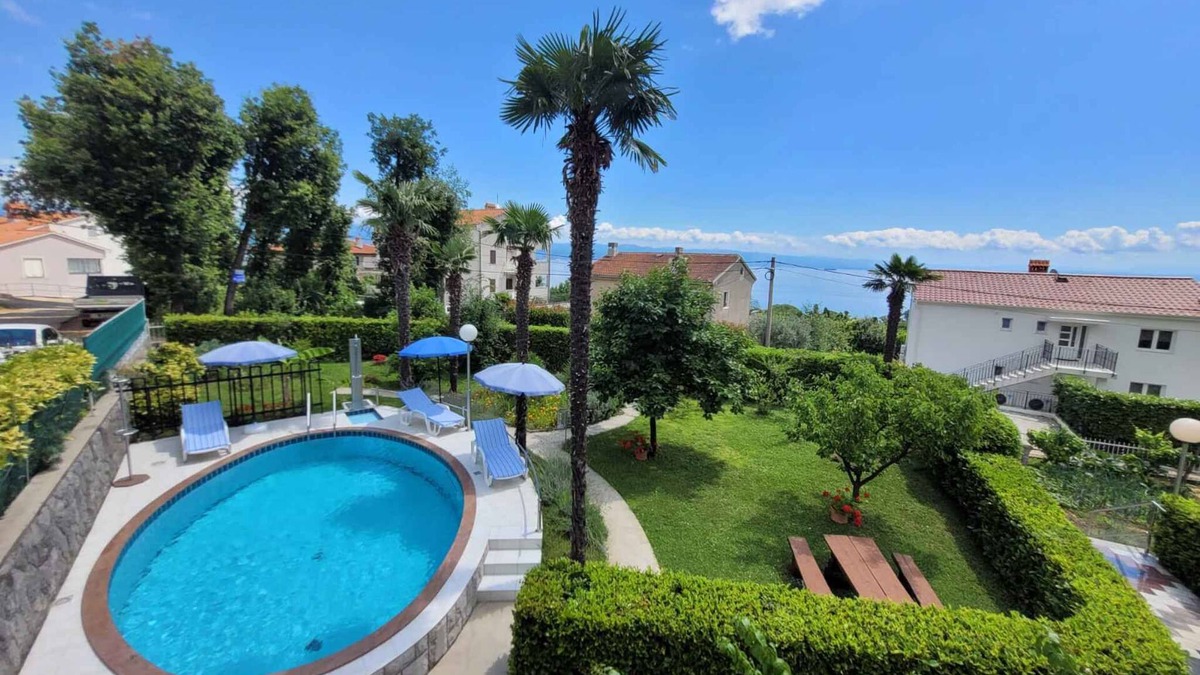 Opric House | Holiday home with use of pool