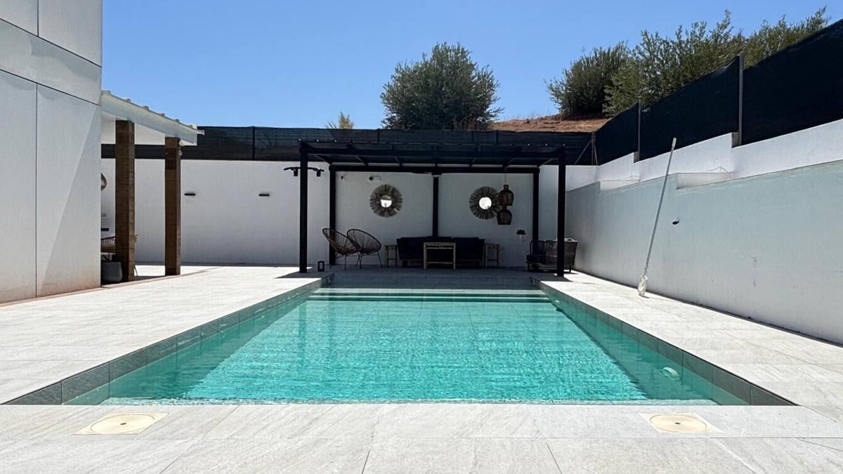 Albolote House | Holiday Home 'Your Private Paradise with Pool' with Mountain View, Wi-Fi and Air Conditioning