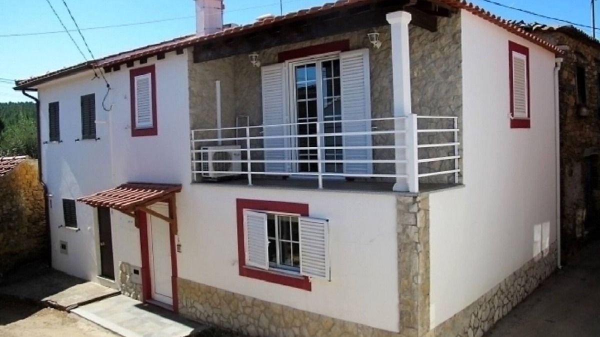 Pedrogao Grande House | Holiday Home 'Zen Guest House' with Mountain View, Wi-Fi and Air Conditioning