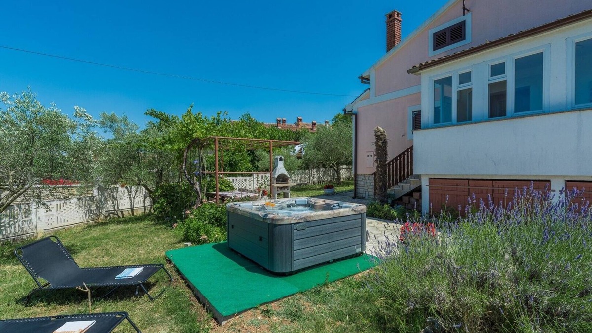 Sveti Lovrec Apartment | Holiday Home Zora with Whirlpool