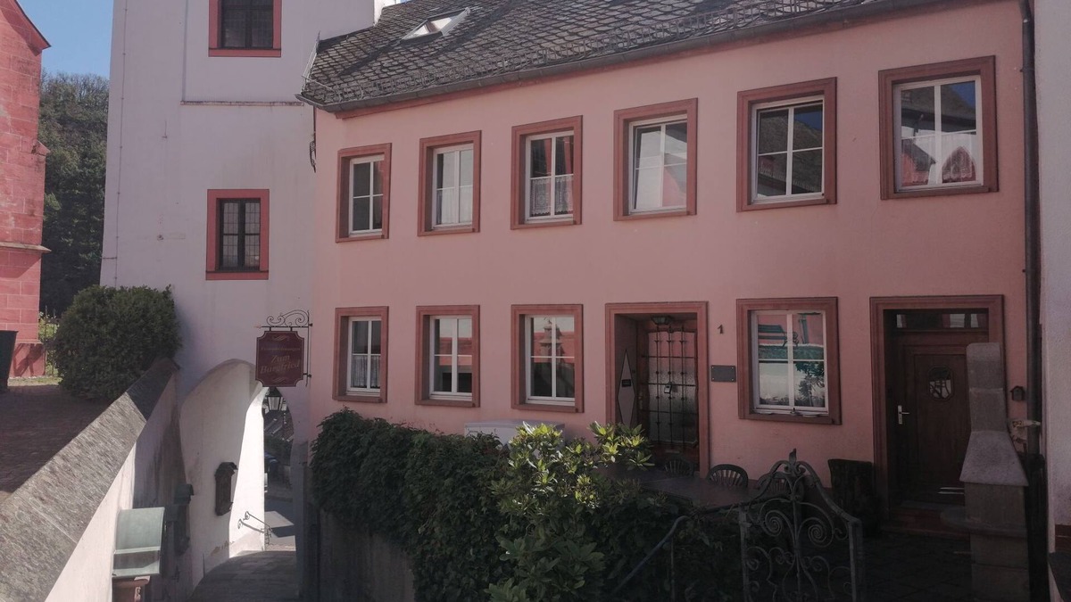 Neuerburg House | Holiday Home 'Zum Burgfried' with Wi-Fi