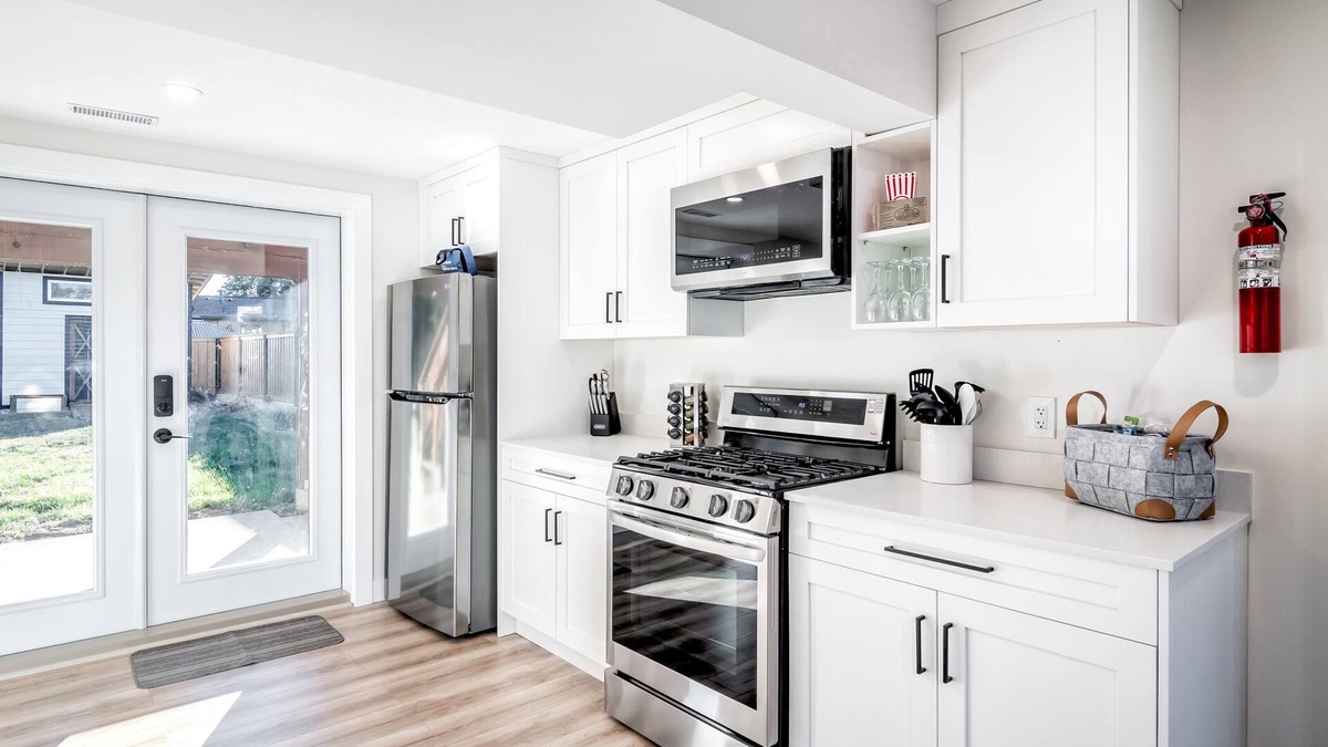Mission House | HOLIDAY HOUSE 4 bedroom w/hot tub, 2 kitchens and huge backyard