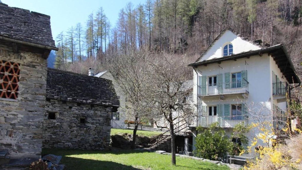 Brione House | Holiday house Brione for 1 - 12 persons with 6 bedrooms - Detached holiday house
