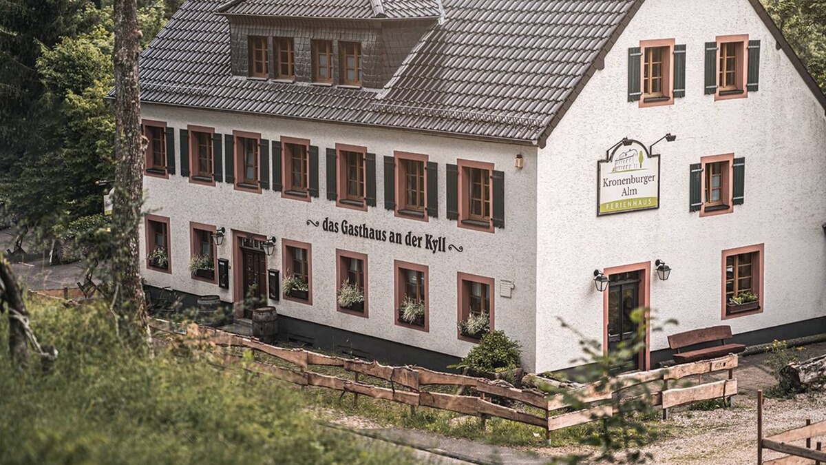 Kronenburg House | Holiday house Dahlem for 1 - 22 persons with 10 bedrooms - Holiday home