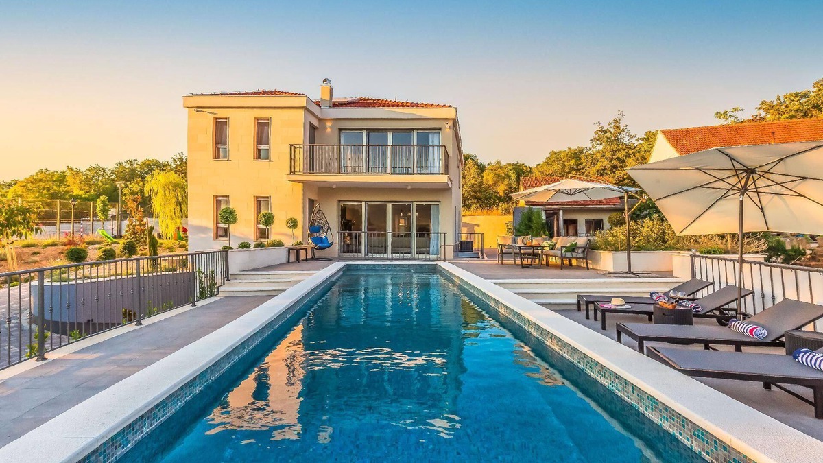 Dugopolje House | Holiday house Dugopolje for 1 - 8 persons with 4 bedrooms - Holiday house