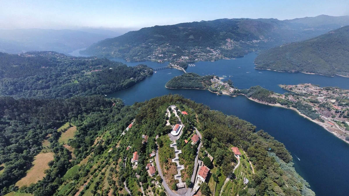 Cova House | Holiday house in Gerês. Views of the National Park and the dam Caniçada