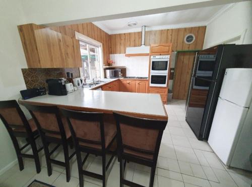 Sunbury House | Holiday House in Sunbury Centre