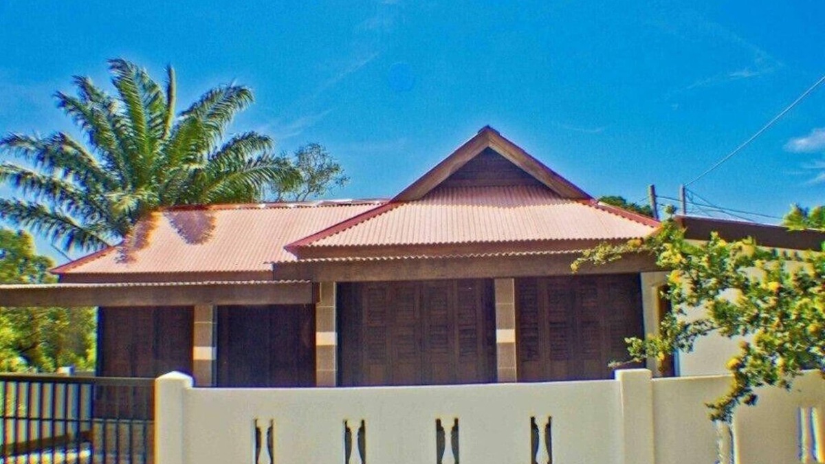 Lubok Buaya House | Holiday house in traditional wooden construction with massive cultivation