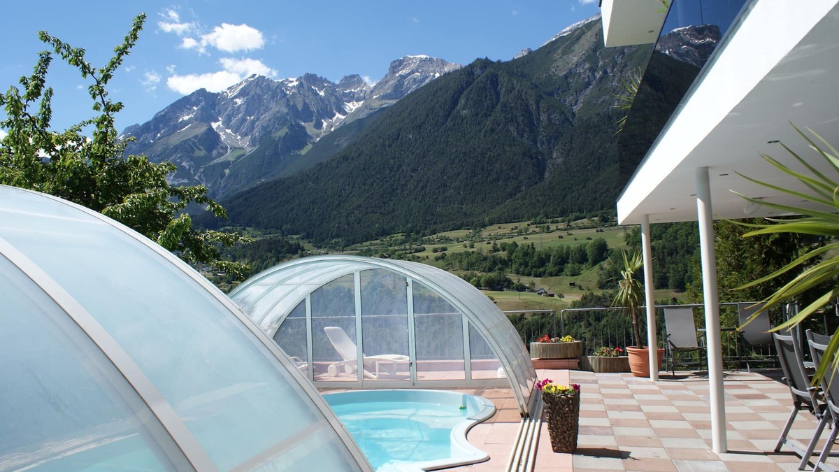 Landeck House | Holiday house inmidst of ski areas with pool, sauna, solarium & tiled stove