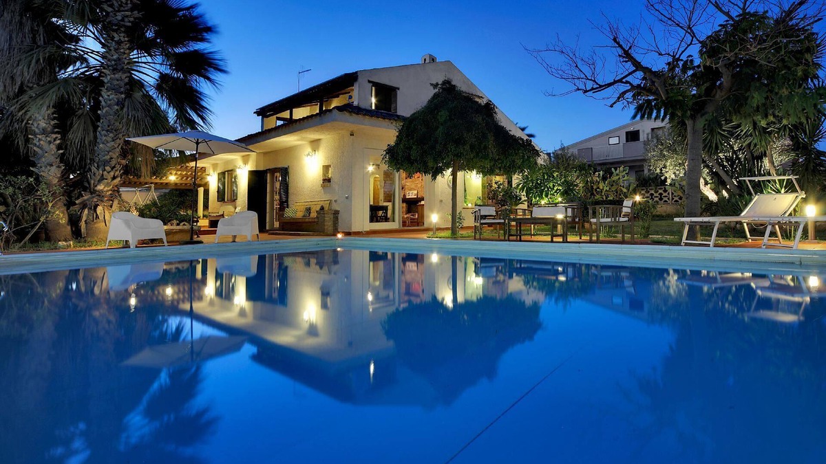 Marina di Ragusa House | Holiday house Marina di Ragusa for 1 - 12 persons with 4 bedrooms - Luxury holiday home