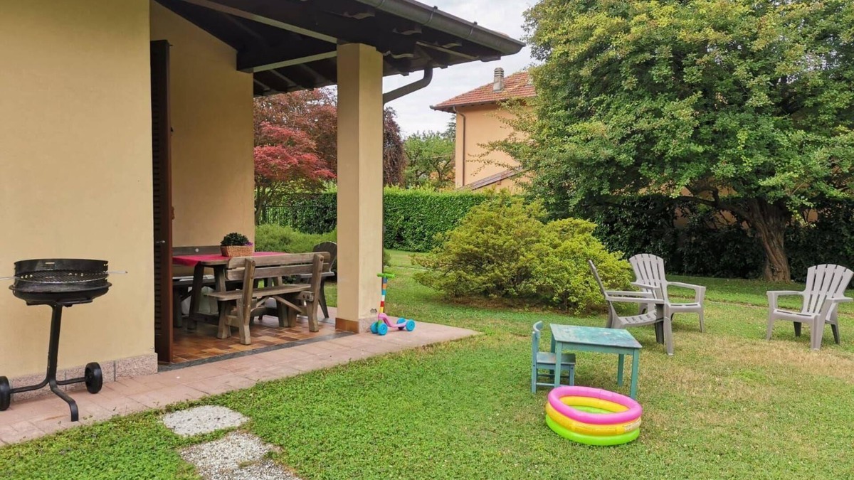 Travedona-Monate House | Holiday house Travedona Monate for 1 - 8 persons with 4 bedrooms - Holiday home