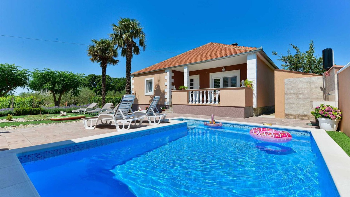 Benkovac Ski Chalet | Holiday House Meri with pool in a peaceful area
