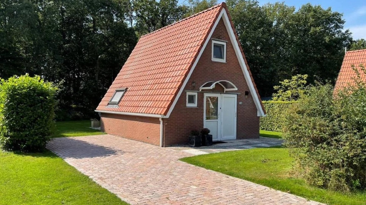 Sint Nicolaasga House | Holiday House in Friesland with Garden