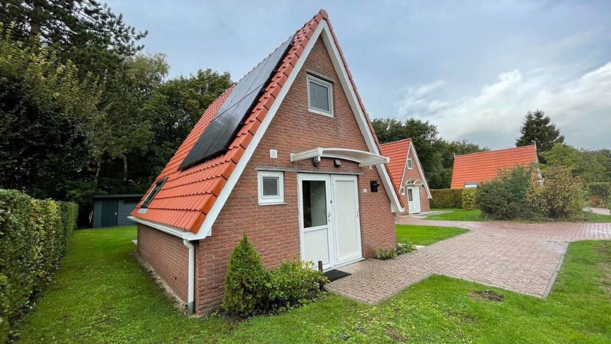Sint Nicolaasga House | Holiday House in Friesland with Garden