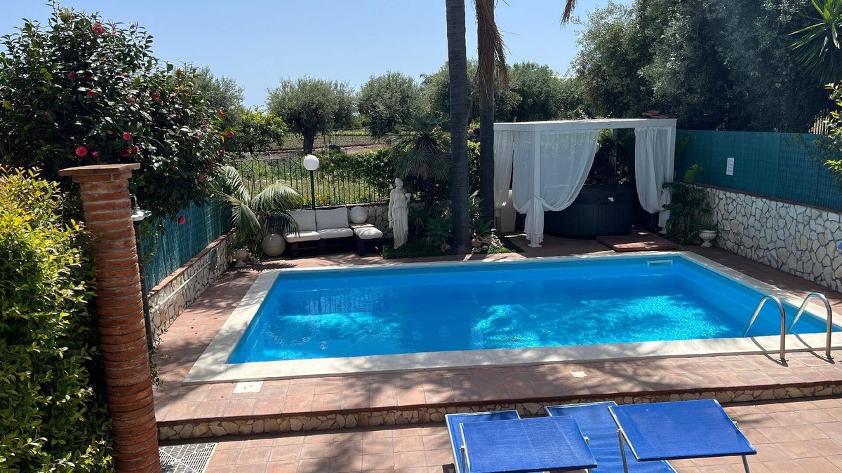 Riposto House | Holiday house Riposto for 1 - 6 persons with 3 bedrooms - Row house