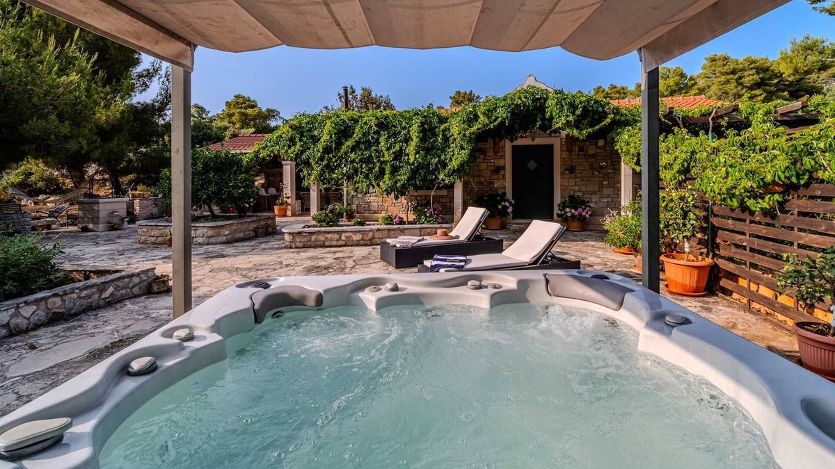 Cove Osibova (Milna) Villa | Holiday House Robinson- beachfront jewel with a jacuzzi