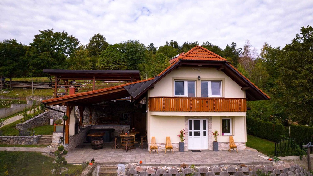 Dvor House | Holiday house rustically furnished