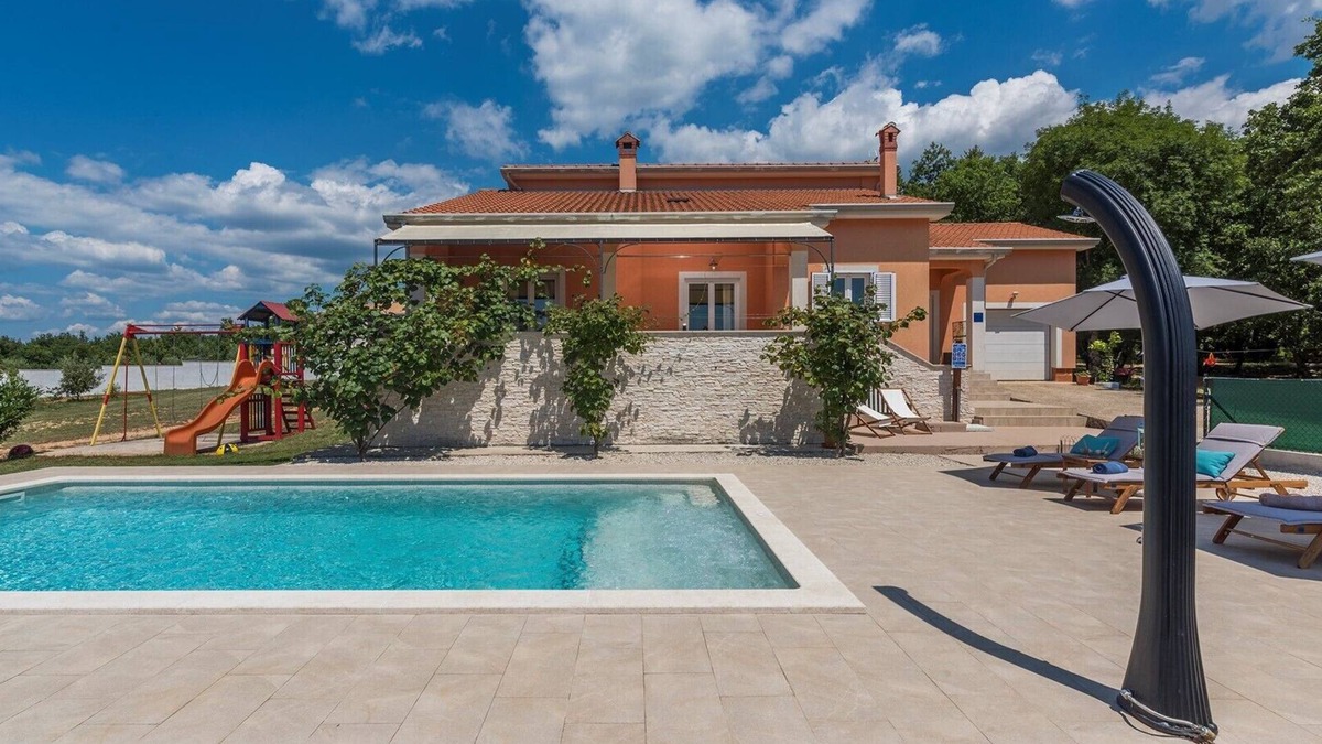 Tinjan House | Holiday House Tana with Private Pool and garden