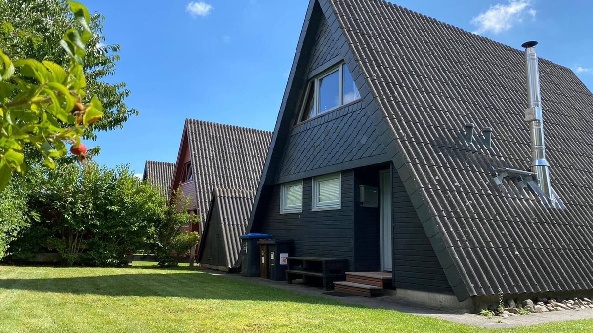 Damp House | Holiday house with fireplace, near the beach, dogs welcome