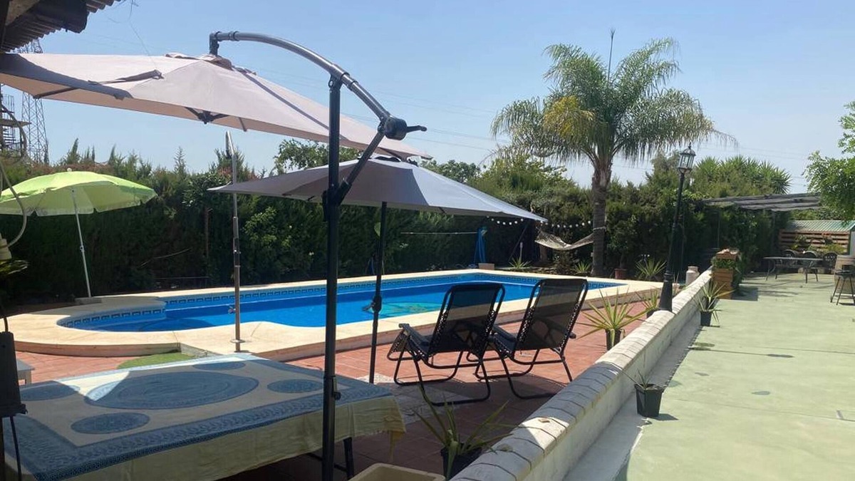 Dos Hermanas Ski Chalet | Holiday house with shared pool in Sevilla