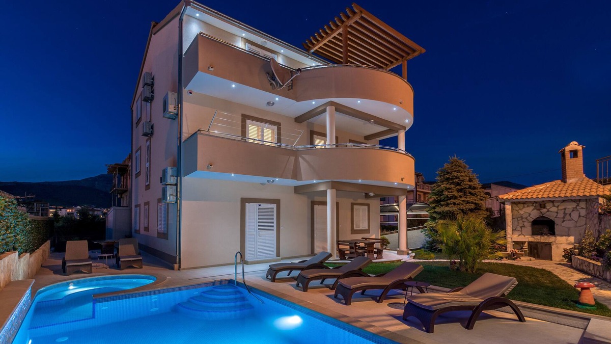 Stobrec House | Holiday house with 3 apartments,heated swimming pool,jacuzzi 100m from the beach