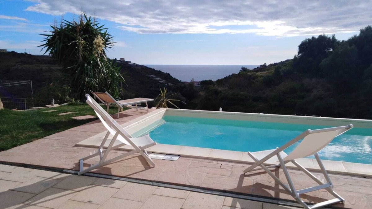 Pompeiana House | Holiday house with 3 apartments with private garden with sea view and swimming pool!