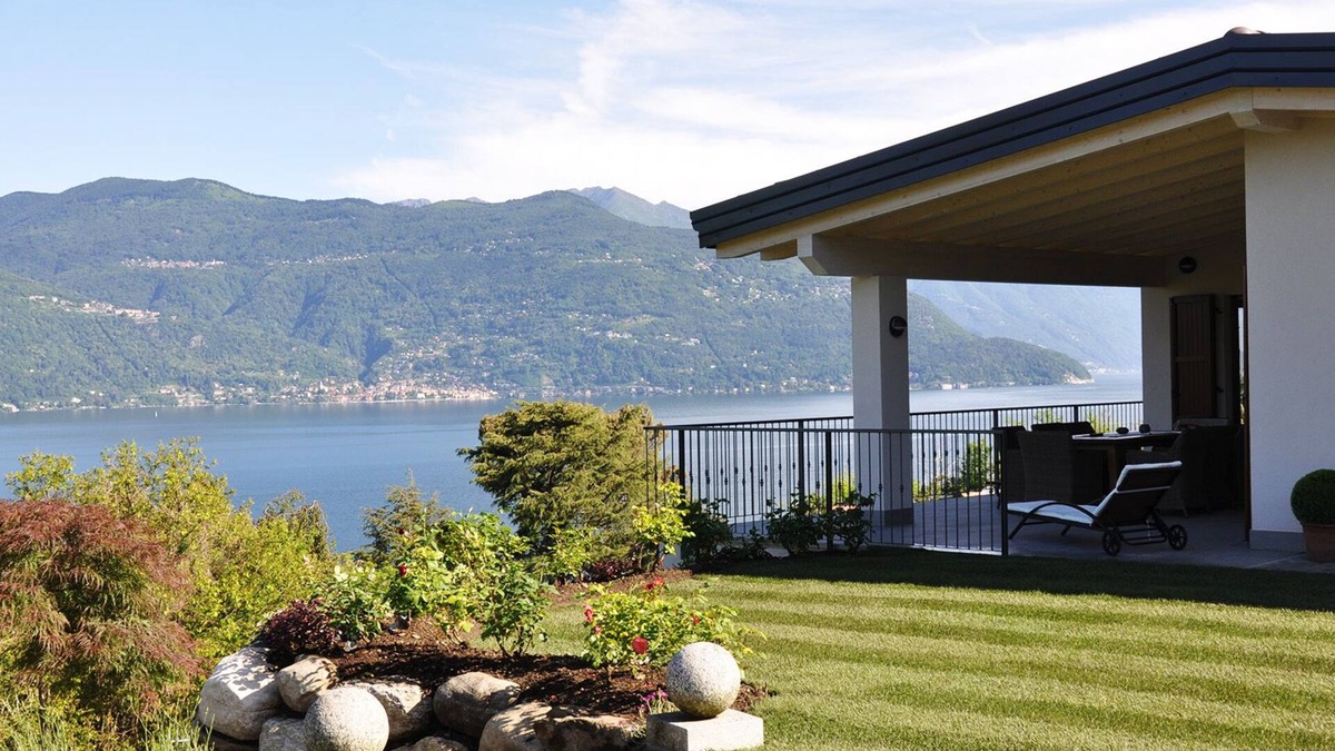 Villaggio Belmonte House | Holiday house with fantastic lake view and large private garden near the lake