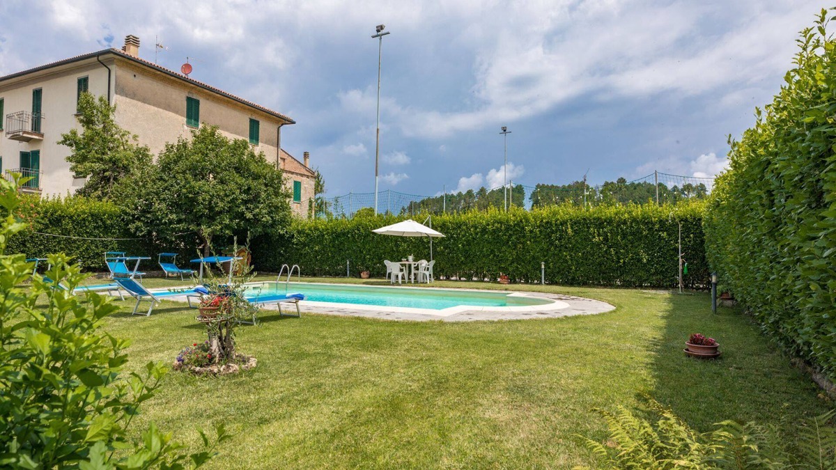 Scalvaia Villa | Holiday house with private garden and pool in a typical Tuscan hamlet.